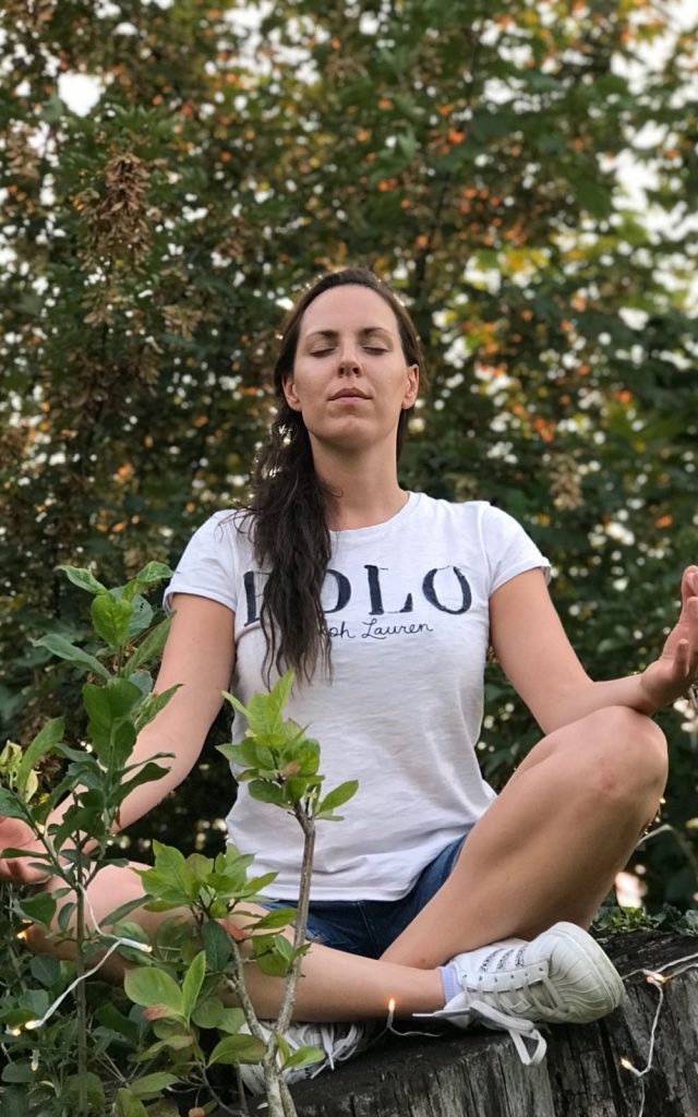 Denise Mayer macht Yoga