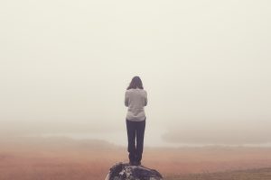 Frau alleine im Nebel