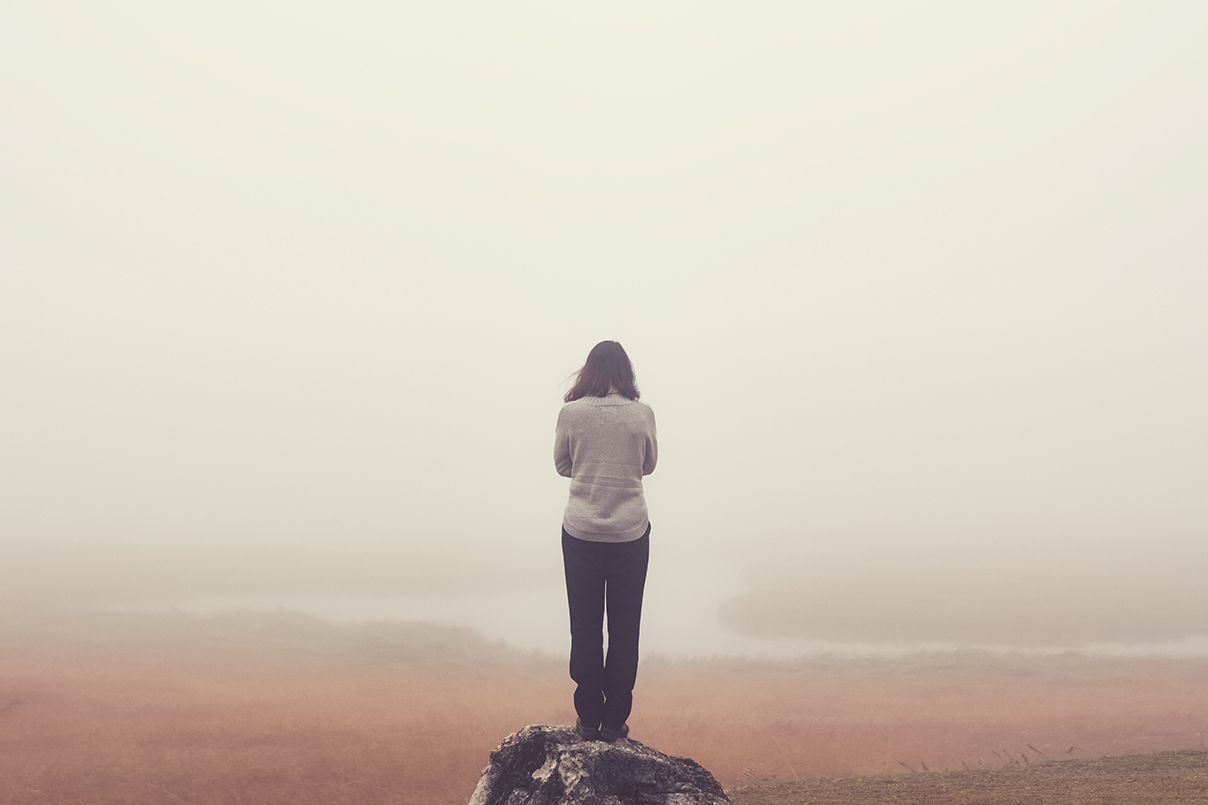 Frau alleine im Nebel