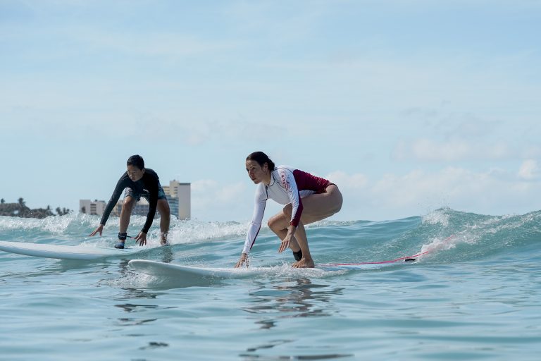 Denise Mayer beim Surfen