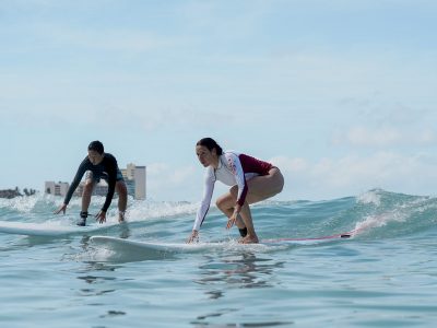 Denise Mayer beim Surfen
